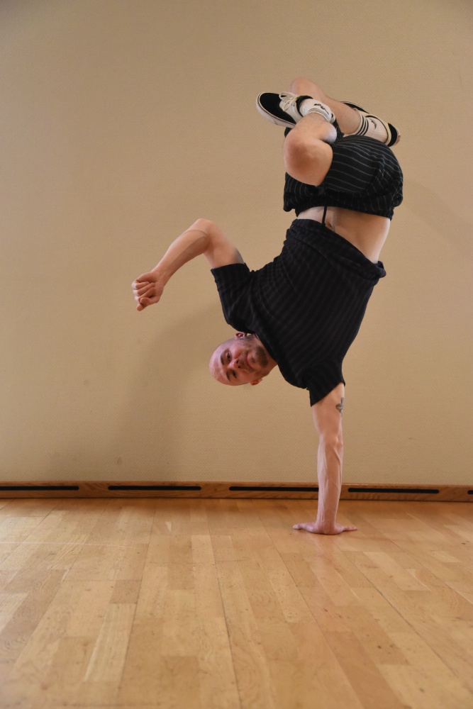 0209BBreakdanceHandstand28102021