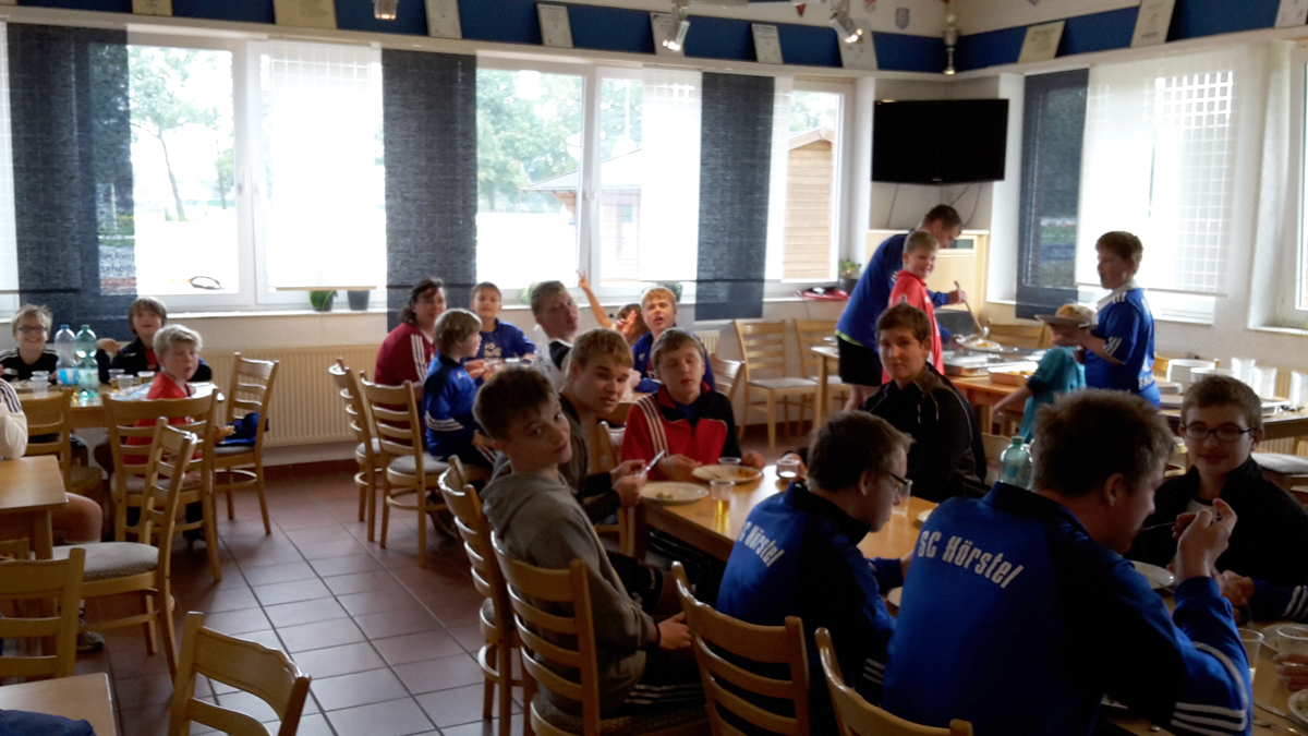 Gemeinsames Mittagsessen im Jugendraum