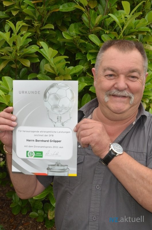 Für herausragende ehrenamtliche Leistungen zeich nete der DFB Bernhard Gröpper mit dem Ehrenamtspreis 2011 aus. (Foto: IVZ) bernhard-groepper
