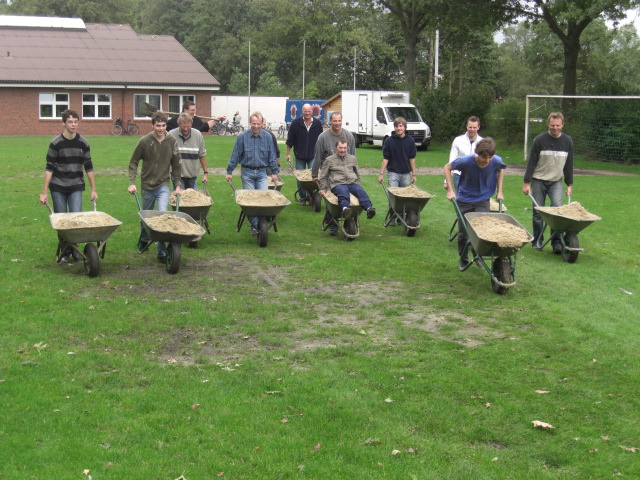 Arbeitseinsatz am Beachfeld