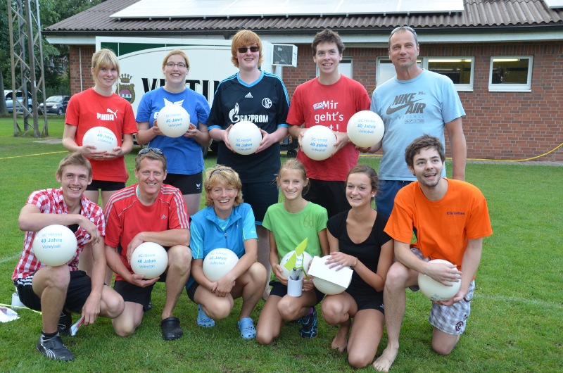 Die beiden siegreichen Mannschaften des internen Turniers. (Foto: Marianne Sasse / IVZ) jubilaeum01