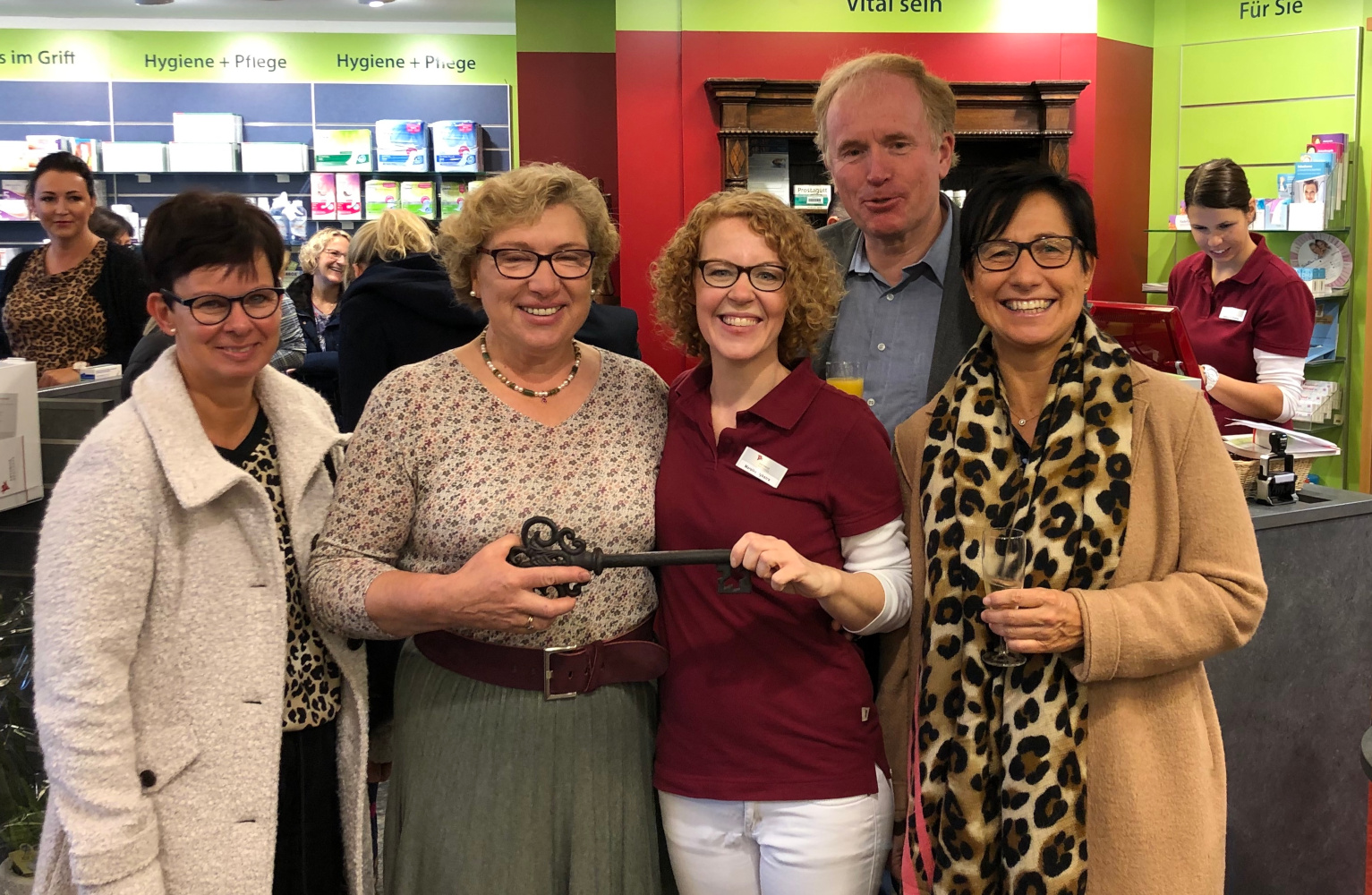 2019 11 01 skaliert Antonius Apotheke Schlüsselübergabe